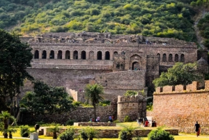 Von Jaipur aus: Tagestour zum Chand Baori und Bhangarh Fort