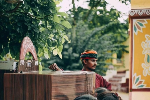 Kolacja w wiosce Jaipur Chokhi Dhani z transferem i przewodnikiem