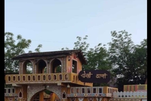 Kolacja w wiosce Jaipur Chokhi Dhani z transferem i przewodnikiem