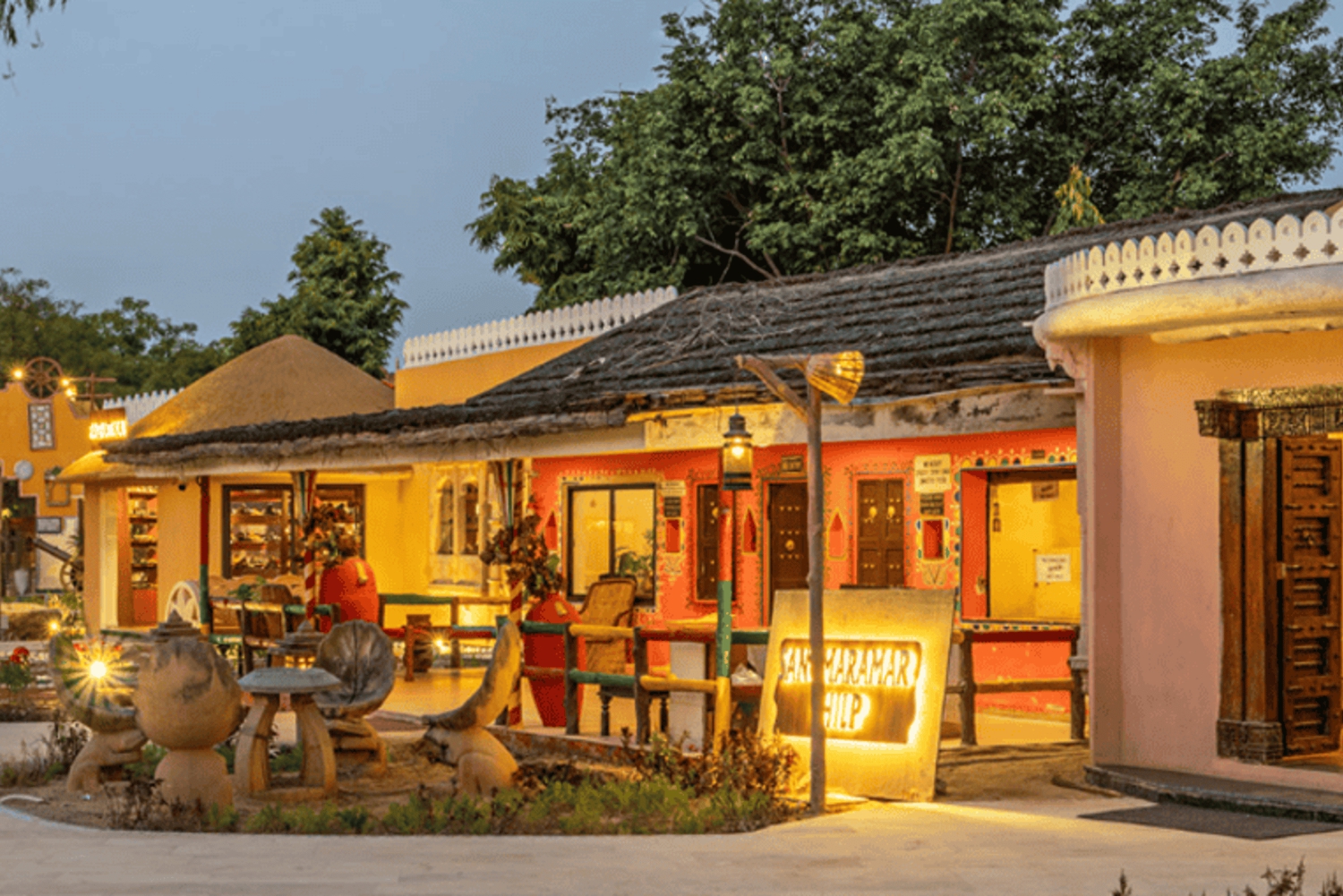 ジャイプール：ヴィンテージカーで行くチョキ・ダニ村ツアー（ディナー付き）