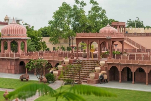 Jaipur : Chokhi Dhani avec transport privé et dîner