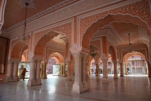 ジャイプル：市内の見どころを巡るツアー（現地の移動サービス利用）