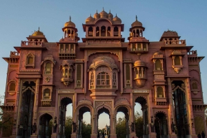 ジャイプル：市内の見どころを巡るツアー（現地の移動サービス利用）