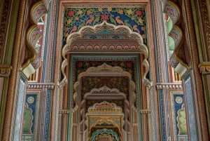 ジャイプル：市内の見どころを巡るツアー（現地の移動サービス利用）