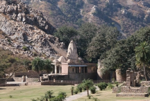 Jaipur: Same-Day Bhangarh Fort & Chand Baori Stepwell Tour
