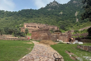 Jaipur: Same-Day Bhangarh Fort & Chand Baori Stepwell Tour