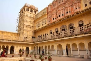 Джайпур: полнодневная экскурсия с гидом и обедом (шведский стол)