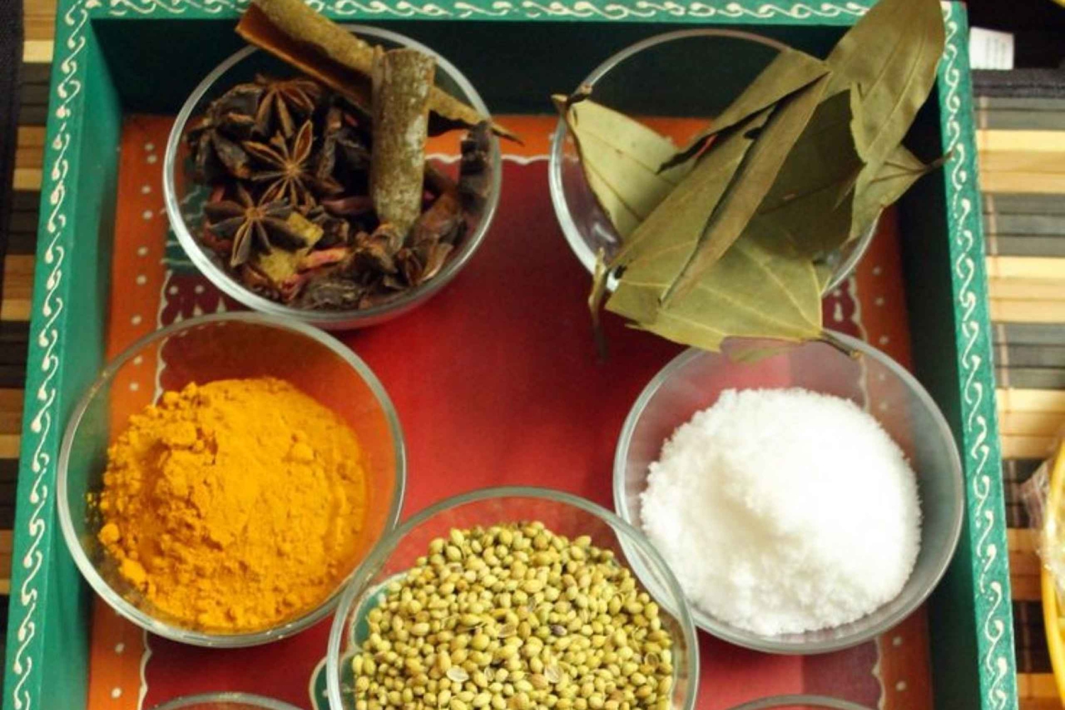 ジャイプルの家庭料理体験（本格的なランチ／ディナー）をお楽しみください