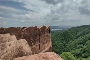 Jaipur: Jaigarh Fort Guided Tour with Entry Ticket