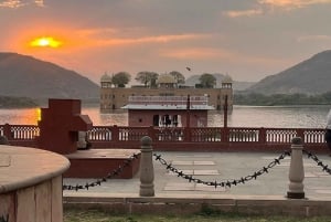 Jaipur: yksityinen koko päivän nähtävyyskierros autolla ja oppaalla