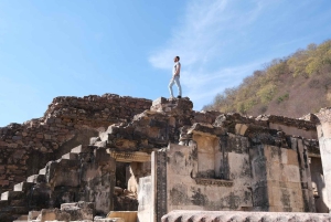 Jaipur: Excursão de um dia ao Forte Bhangarh e ao poço em degraus Chand Baori