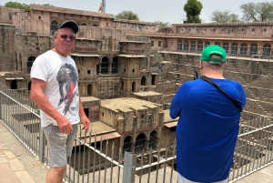 Jaipur: Excursão de um dia ao Forte Bhangarh e ao poço em degraus Chand Baori