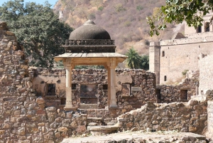 Jaipur: Excursão de um dia ao Forte Bhangarh e ao poço em degraus Chand Baori