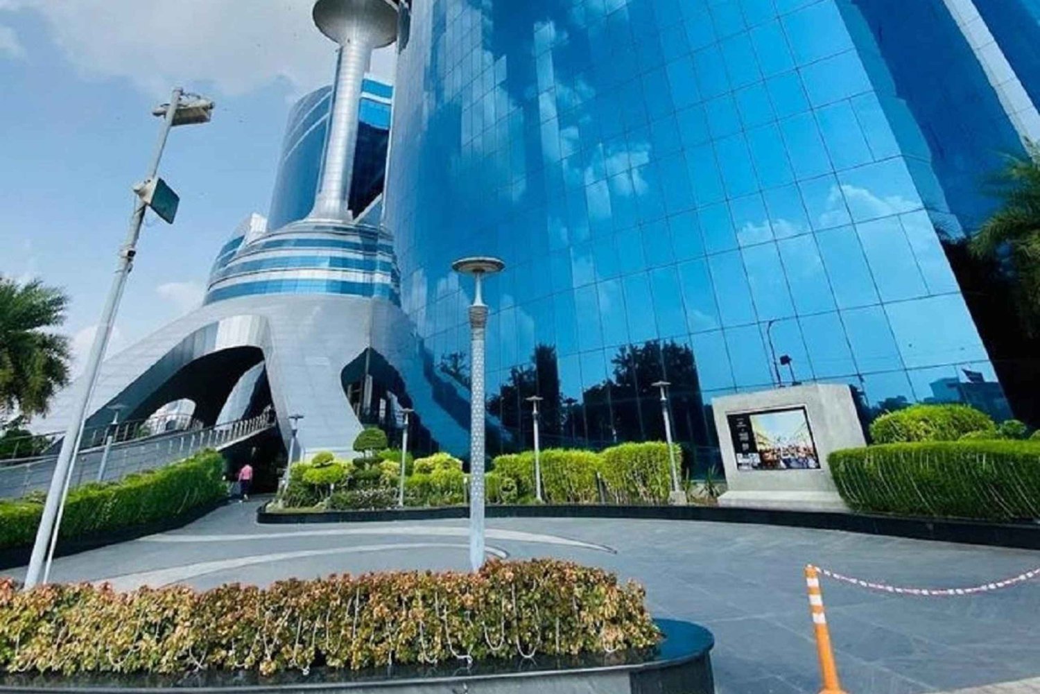 Jaipur: World Trade Park Guided Tour with Food Court Visit