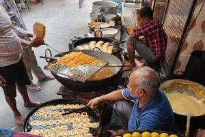 Jaipur: Yellow Town Walking tour, Food tasting with guide