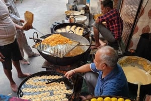 Jaipur: Yellow Town Walking tour, Food tasting with guide