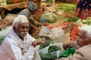 Jaipur: Yellow Town Walking tour, Food tasting with guide
