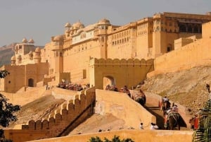 Из Дели: частная экскурсия с ночевкой в Джайпур с гидом.