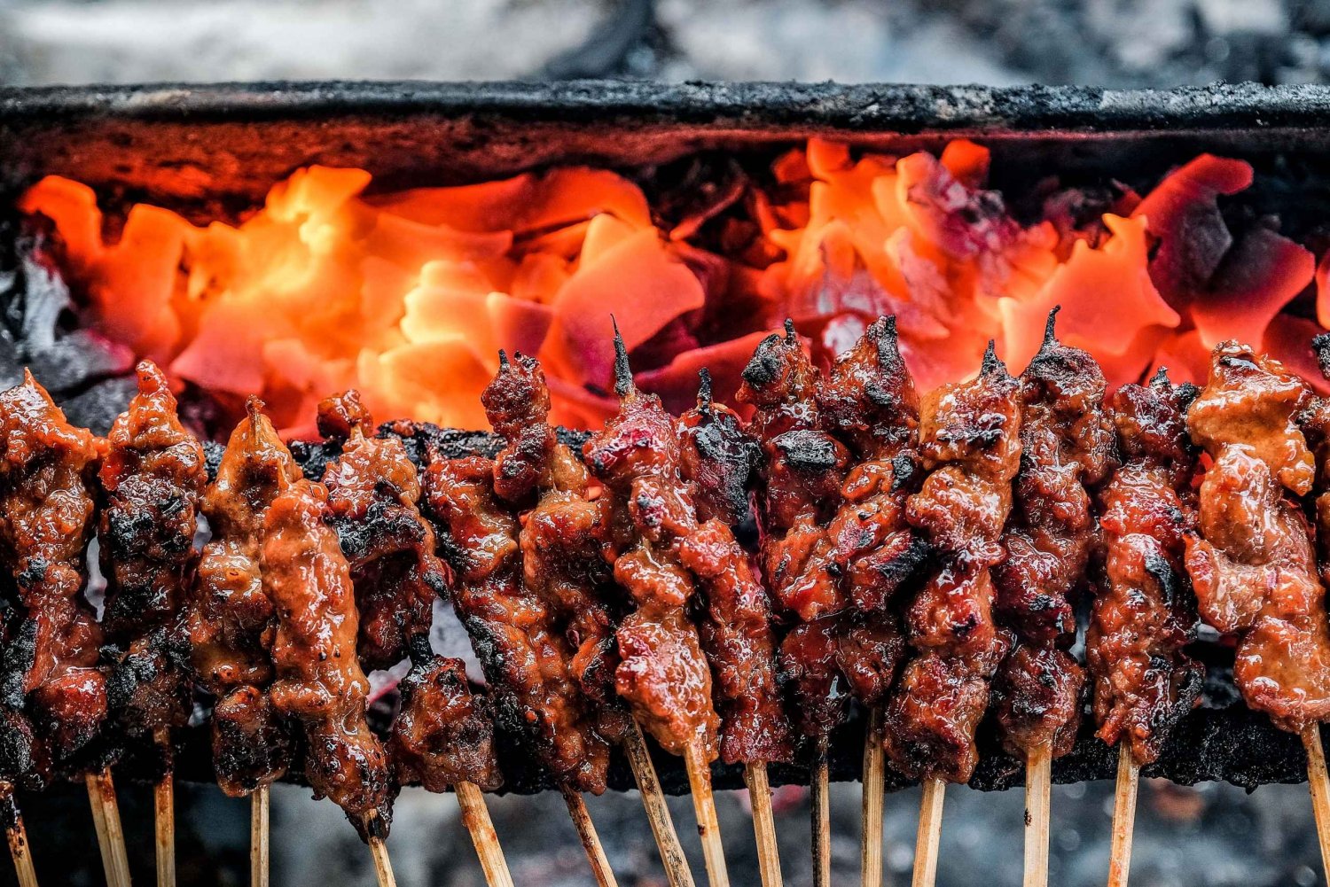 Erlebe Jakartas Street Food Szene mit dem MRT Transport