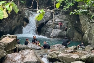 Bogor : Trekking dans les collines verdoyantes et les chutes d'eau fraîches