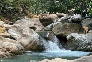 Bogor : Vaellusretki vihreille kukkuloille ja raikkaille vesiputouksille