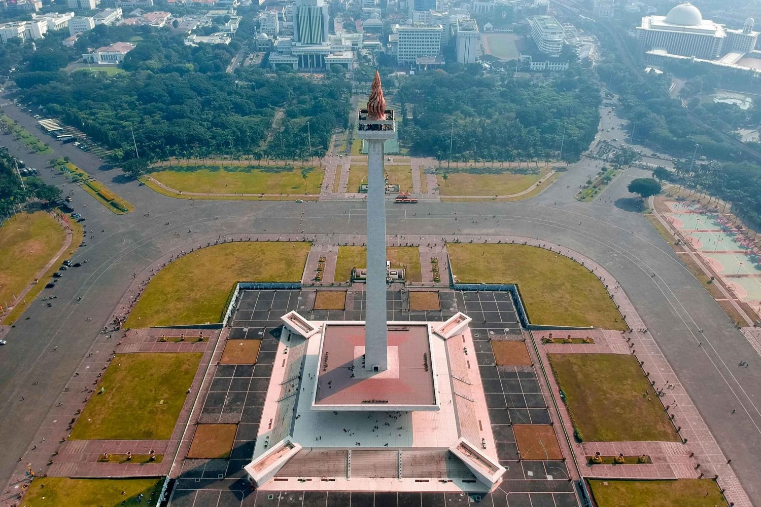 ジャカルタ周辺の半日ツアー ガイドスピークタイランド