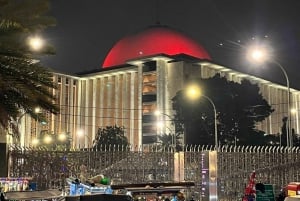 Jakartan yökierros: Jakarta: Opastettu nähtävyyksien kiertoajelu & katuruokailu.