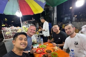 Jakarta: Night Walking Tour with Snacks and Dinner