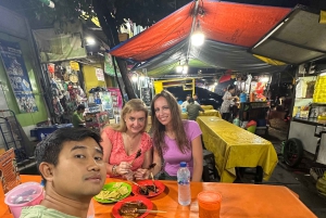 Jakarta: Night Walking Tour with Snacks and Dinner