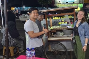Jakarta: Night Walking Tour with Snacks and Dinner