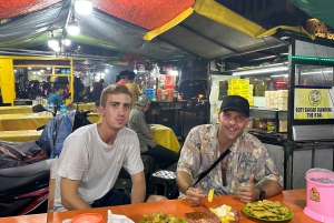 Jakarta: Night Walking Tour with Snacks and Dinner