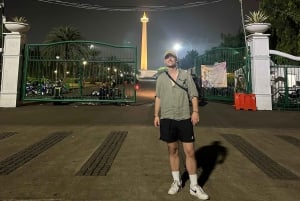 Jakarta: Night Walking Tour with Snacks and Dinner