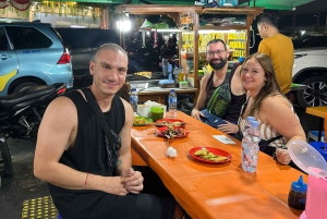 Jakarta: Night Walking Tour with Snacks and Dinner
