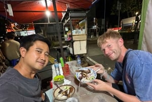 Jakarta: Night Walking Tour with Snacks and Dinner