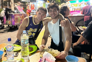 Jakarta: Night Walking Tour with Snacks and Dinner