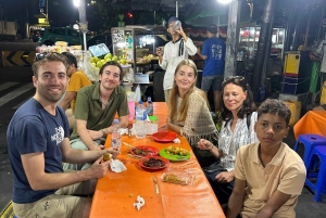 Jakarta: Night Walking Tour with Snacks and Dinner