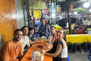 Jakarta: Night Walking Tour with Snacks and Dinner