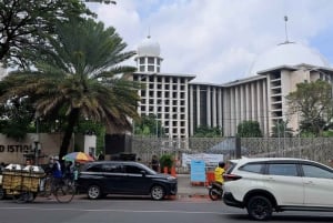 Jakarta: Yksityinen auton tilausajoneuvo kuljettajan kanssa