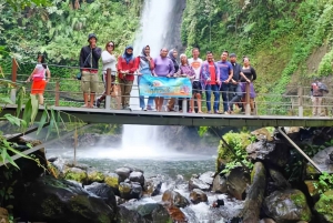 Wycieczka do Dżakarty: wodospad Situ Gunung i wiszący most