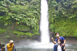 Wycieczka do Dżakarty: wodospad Situ Gunung i wiszący most