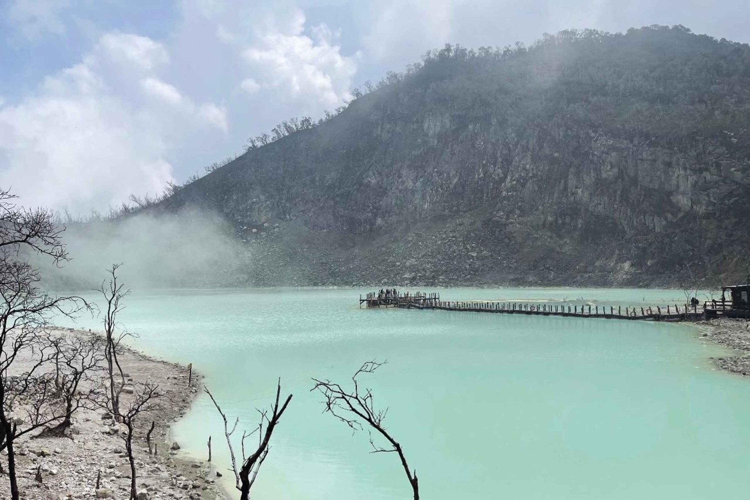 Jakarta: tulivuori, riippusilta ja kuuma lähde