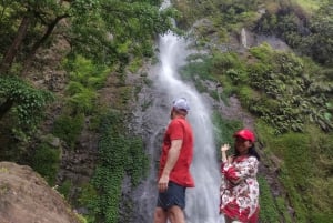 Yakarta: Excursión al volcán, la cascada y la hermosa aldea local