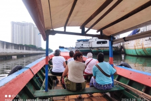 Titta på Jakarta Local Experience Tour med båtliv