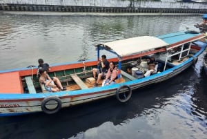 Mira Visita a Yakarta con experiencia local en barco
