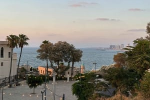 Byvandring i Jaffas solnedgangssilhuet