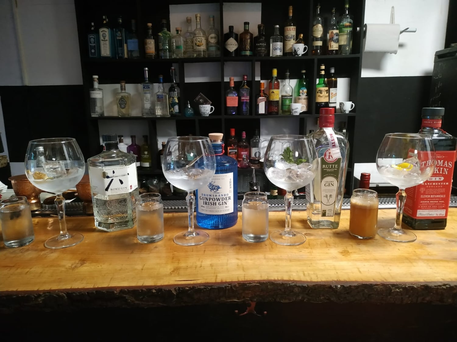 Rabbit Hole Cocktail Bar ראביט הול בר קוקטיילים
