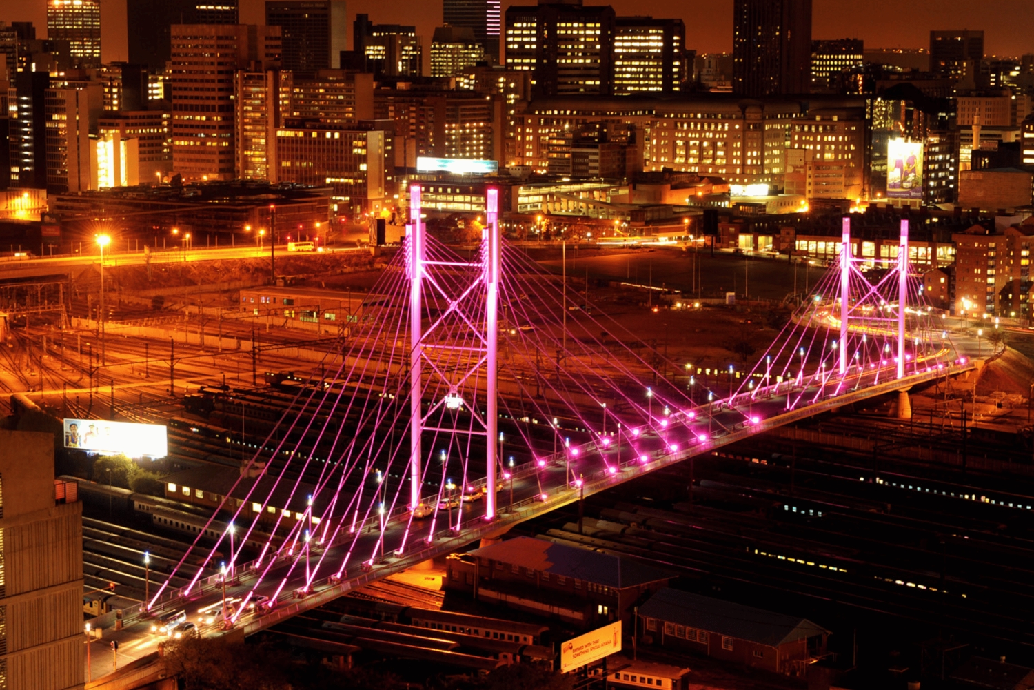 Johannesburg: City & Soweto Night Tour with Dinner & Drinks