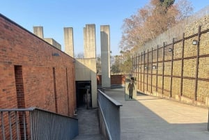 Johannesburg: Koko päivän kierros apartheid-museossa ja Sowetossa