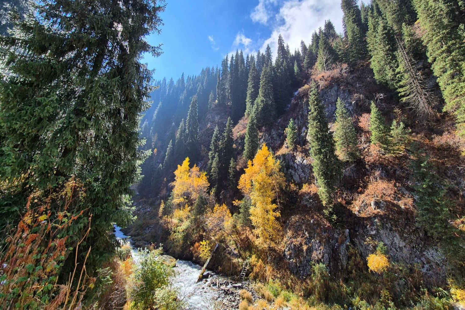 Alma-Arasan & Ayusai: Bergschluchten und heiße Quellen