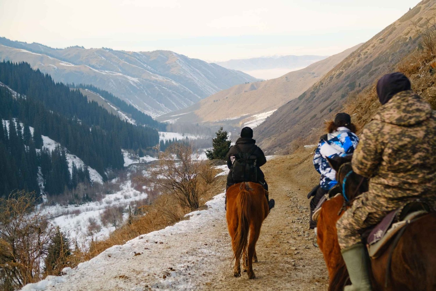 Almaty: 2-tägige Tour durch den Charyn Canyon und den Kolsay See mit Hotel